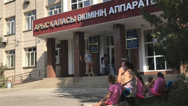 Арыс тұрғындары үйлерінің жөнделмей жатқанын айтып, әкімдікке келді