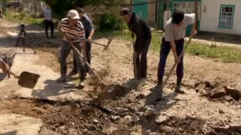 Алматы облысында тасқын болған ауылдың тұрғындары суды өздері сорып жатқанын айтты