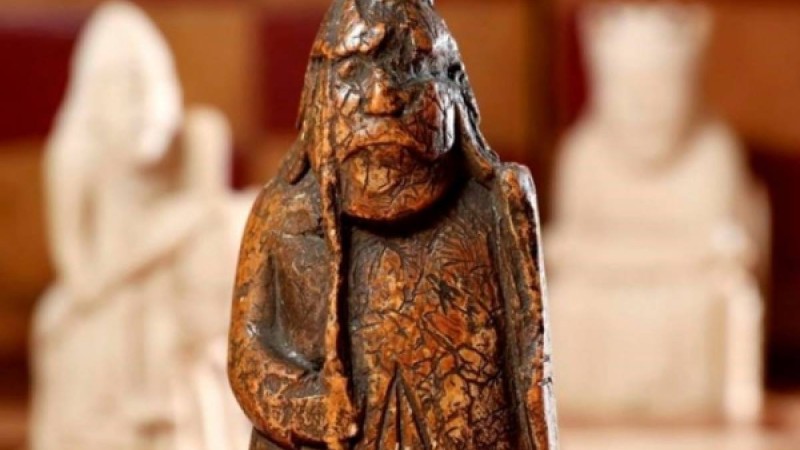 Шкафтан табылған шахмат бір отбасын бар ғұмырына жететін байлыққа кенелтті