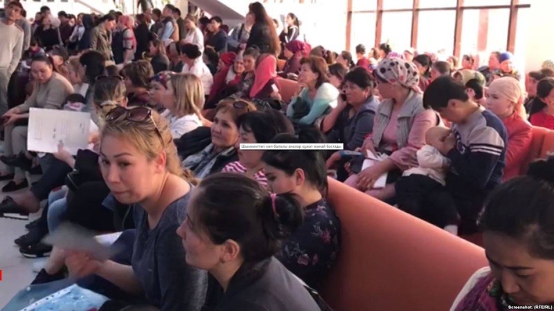 Жәрдемақы алу үшін кезекке тұрған аналар шағымы және "Лукойл" мүддесі