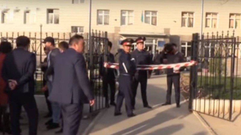 Шымкентте оқушылар аяқ астынан жағымсыз иістен уланып қалып, 45 адам ауруханаға түсті - Қазақстан жаңалықтары