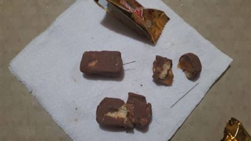 11 жасар қыз Хэллоуиндегі кәмпиттерге инелер салған