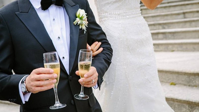 Той үстінде күйеу жігіт қалыңдығын батпаққа батырып, қасына жатты – видео