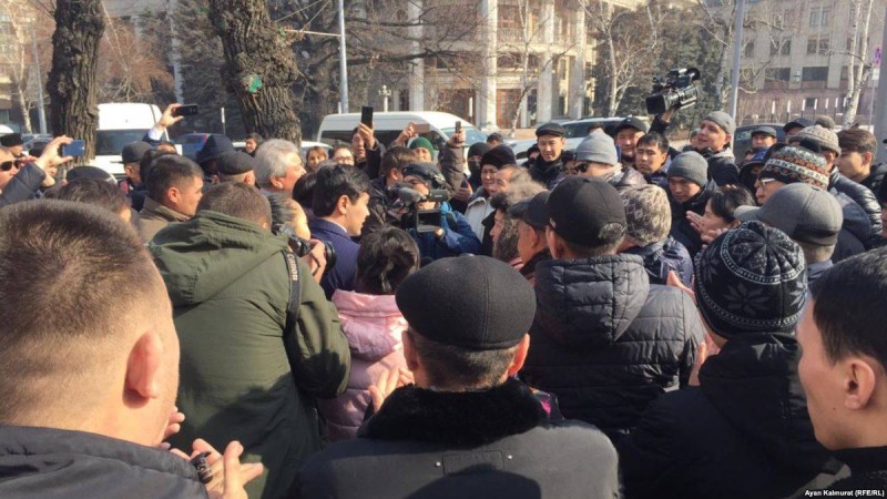 Алматыда полиция екі белсендіге айыппұл салды