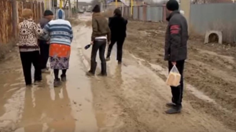 "Бар тапқанымыз аяқ киімге кетеді": Алматы тұрғындары 13 жылдан бері жолдың азабын тартып келеді - Қазақстан жаңалықтары