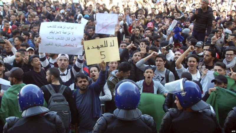 Алжирде бұрынғы президенттің сайлануына қарсы шеру жалғасып жатыр