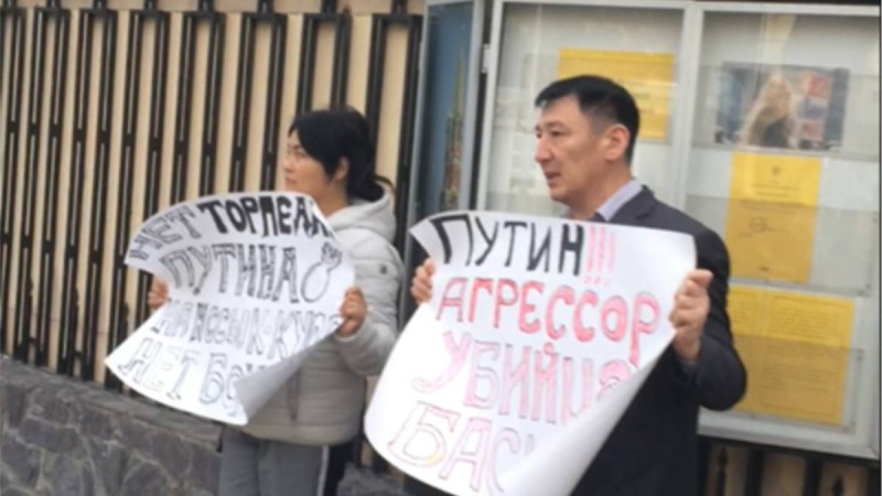 Бішкекте Путинге қарсы акцияға шыққан ерлі-зайыптының ісі тоқтады