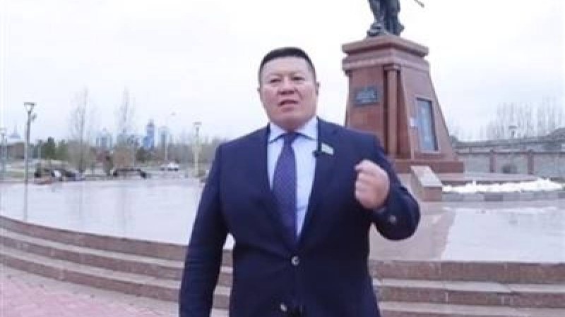 ВИДЕО: Мәжіліс депутаты Алпамыс батыр жырын жатқа оқып берді