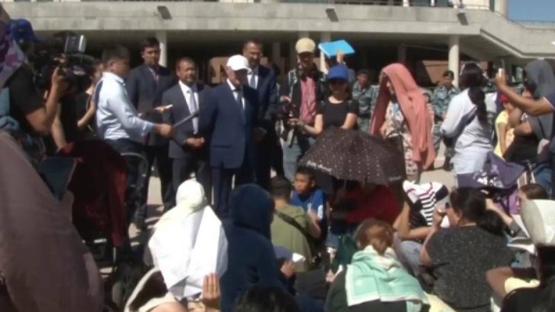 Тоқаевтың тапсырмасымен: Шенеуніктер Үкімет үйіне жиналған көпбалалы аналардың мұң-мұқтажын тыңдады