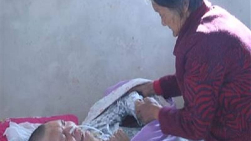 ФОТО: Анасы 12 жыл комада жатқан ұлының оянғанын көрді