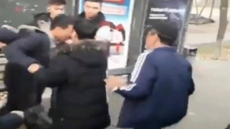 Автобус кондукторы қарт кісіні соққыға алды