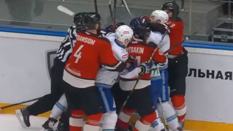 ҚХЛ-дың жартылай финалында «Барыс» пен «Авангард» хоккейшілері төбелес шығарды (видео)
            17:24, 19 Наурыз, 2019
        
        Төбелес екі хоккейшінің қақтығысып қалғанынан басталды