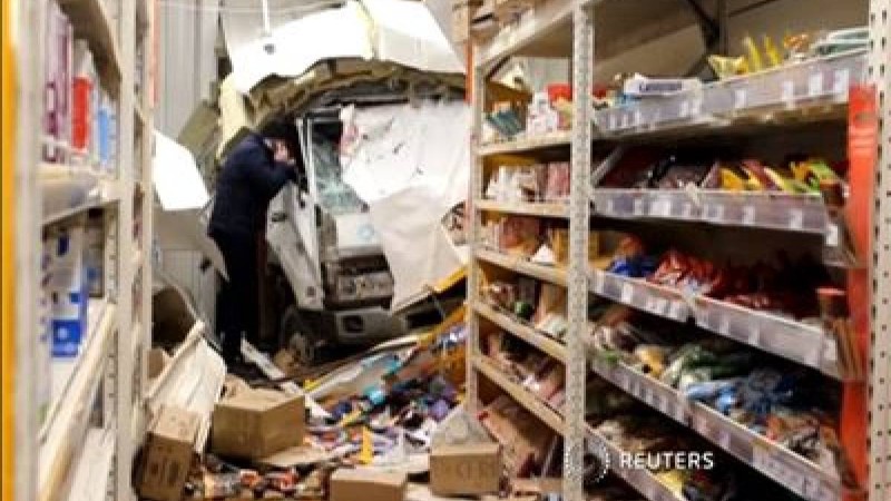 ФОТО: Жүк көлігі супермаркеттің ішіне кіріп кетті