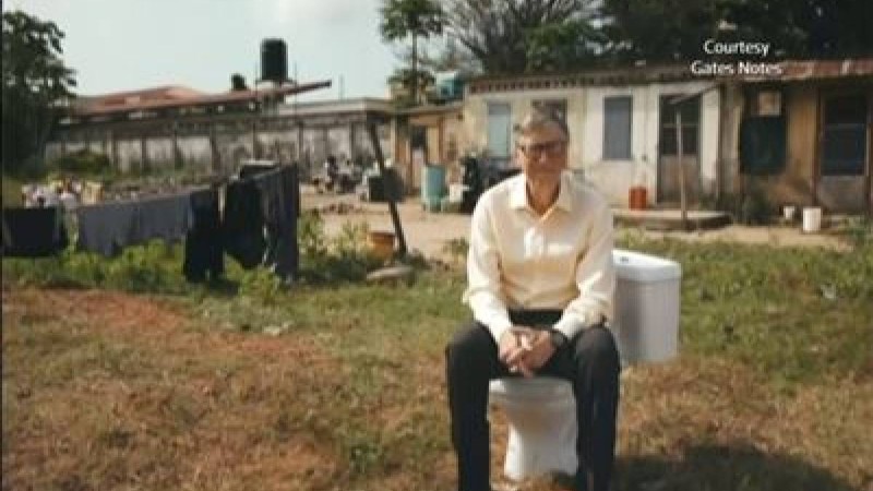 ФОТО: Билл Гейтс болашақтың қауіпсіз унитазын ойлап шығарды