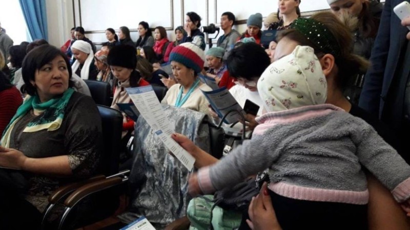 "Билік мүләйімсіп, өз қалтасынан беріп жатқандай сыңай танытады": Көпбалалы отбасыларға 42 500 теңге төлеуі мүмкін - бұл неге жетеді? - Қазақстан жаңалықтары