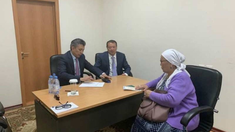 Көпбалалы аналар Үкімет үйінің маңына жиналды