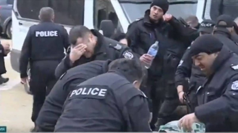 Видеошок: Халықты газбен қайтармақ болған болгар полицейлері өздері уланып қалған