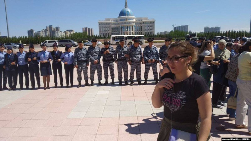 Полиция биліктен баспана сұраған аналарды Ақордаға өткізбеді