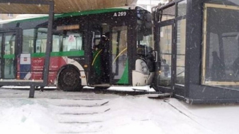 Астанада жолаушылар автобусы аялдамаға соғылды