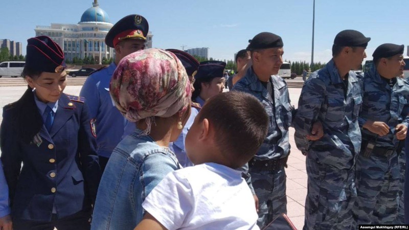 Нұр-Cұлтандағы наразы аналарды полиция қоршауға алды