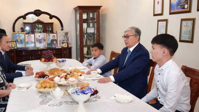 Тоқаев Халық қаһарманы Ғазиз Байтасовтың отбасымен кездесті