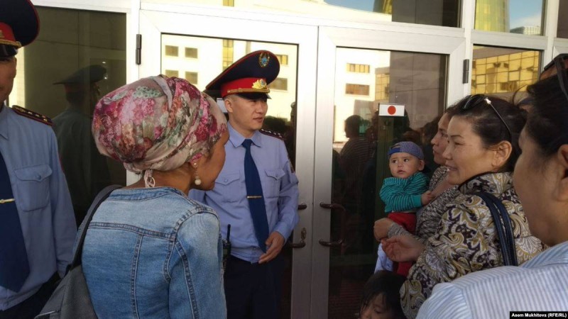 Баспана талап еткен наразы аналардың алдына үкімет өкілдері шықты