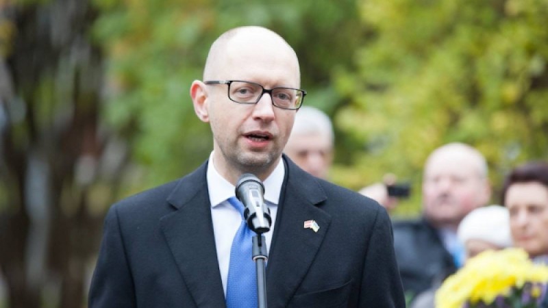 Яценюк Украинадан қашып кеткен |