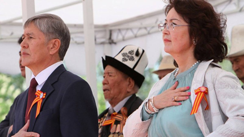 Атамбаевтың әйелінің "маршруткадағы" суреті желіде қызу талқыға түсті