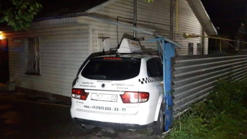 Алматыда такси мен жол талғамайтын көлік жеке үйдің шарбағын қиратты