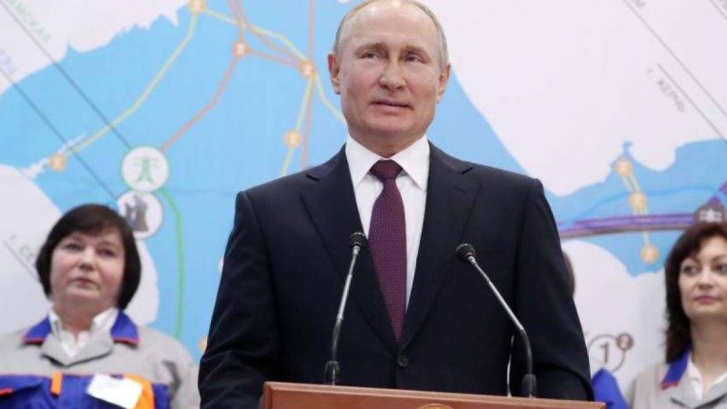 Путин билікті сыйламау мен "фейк" үшін жаза қолдану туралы заңға қол қойды