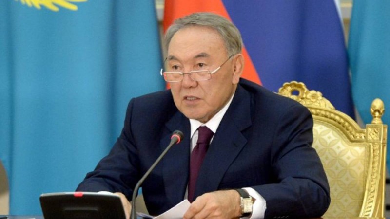 Назарбаев өрт салдарынан қаза болған балалардың отбасына көңіл айтты