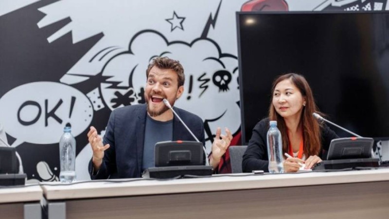 "Тақтар ойынының" жұлдызы Пилу Асбек қазақстандық көрермендермен сұхбаттасты – фото