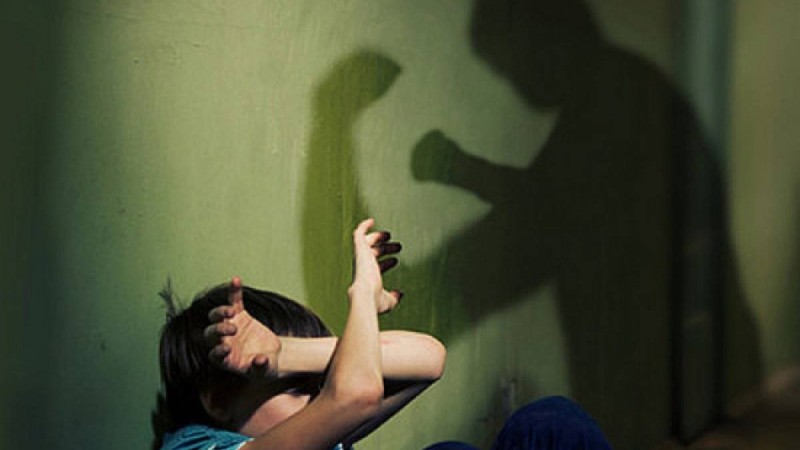 Павлодарда қаңғыбас ер адам 8-9 жастағы екі баланы өлімші етіп ұрып тастады - Қазақстан жаңалықтары