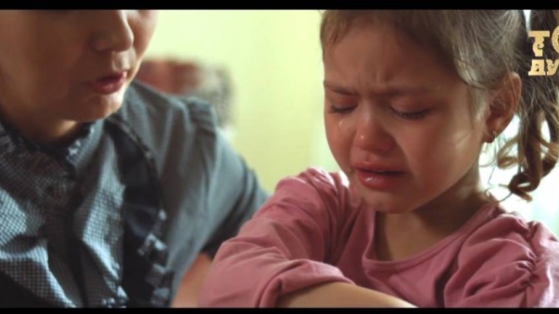 Көзге жас алмай көре алмайсыз: Айдар Тұрғанбек жетімдерге арнап бейнебаян түсірді