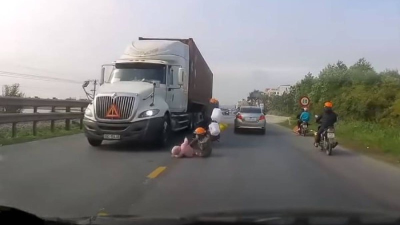 Жанкешті ана баласын құтқару үшін жүк көлігінің астына ұмтылды – қорқынышты видео