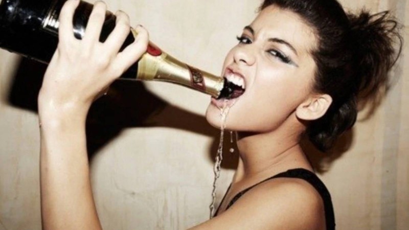 Ақтөбелік әйел ішімдікке салынған 26 жастағы қызын емдете алмай, жылап жүр - новости Казахстана