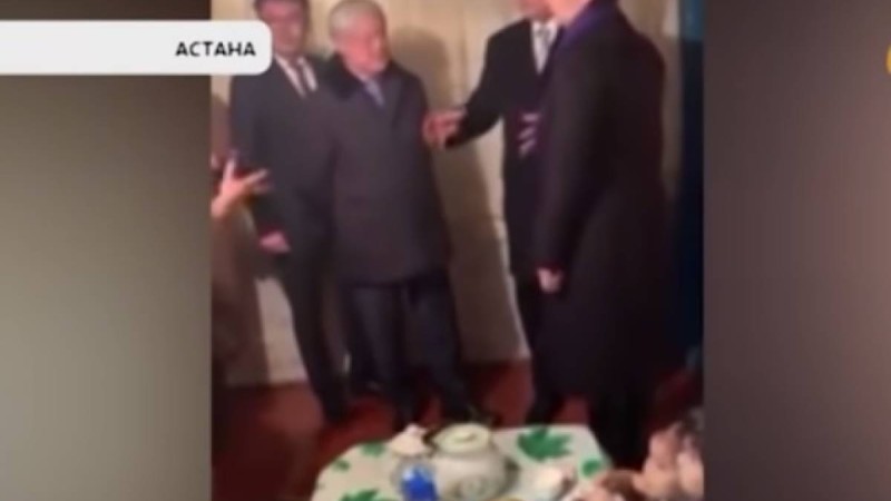 Шешуге уақыт жоқ: Министр Сапарбаев көпбалалы отбасының төріне аяқ киіммен кіріп кетті - Қазақстан жаңалықтары