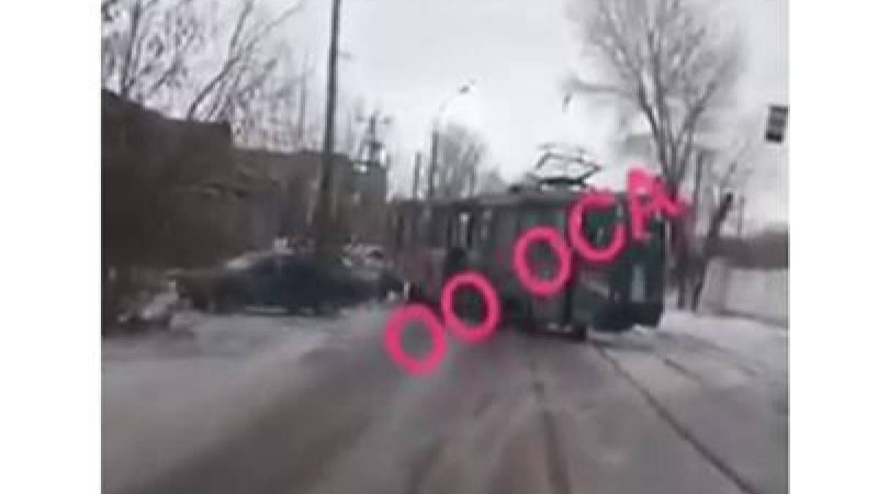 Өскеменде трамвай рельстен шығып кетті