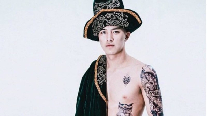 Жалаңаш денесіне қазақтың шапанын киген жігіт өз әрекетін түсіндірді - Қазақстан жаңалықтары