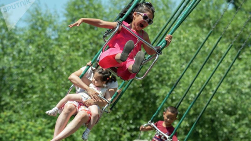 Семейде әткеншек құлап, бес бала зардап шекті