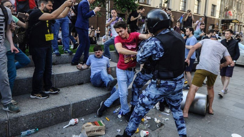 Еуроодақ Мәскеудегі бейбіт шеру кезіндегі жаппай ұстауды айыптады