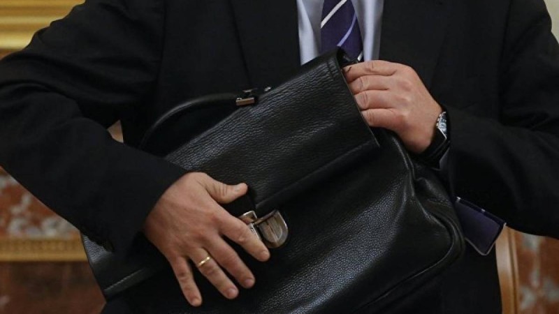 Пиджагін шешіп, бір қолға тұра қалған елші президентті күлдірді