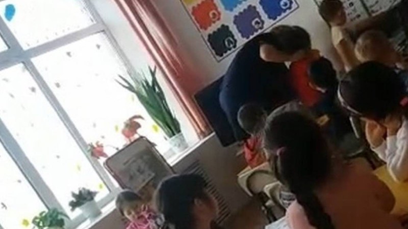 Әріп танымаған бүлдіршіндерді ұрған тәрбиеші шатылып жатыр