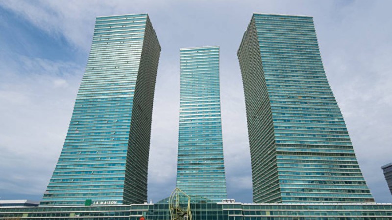 Нұр-Сұлтанда 32-қабаттан салбырап тұрған қыз жұртты шошытты