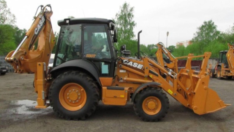 Алматыда әкесі туған қызын экскаватормен басып кетті