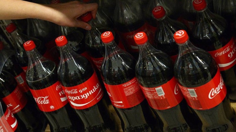 Балаларына кока-кола ішкізген ер адам түрмеден бір-ақ шықты