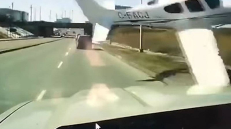 Канадада құлап бара жатқан ұшақ тас жолдағы көлікті сүріп кете жазадады