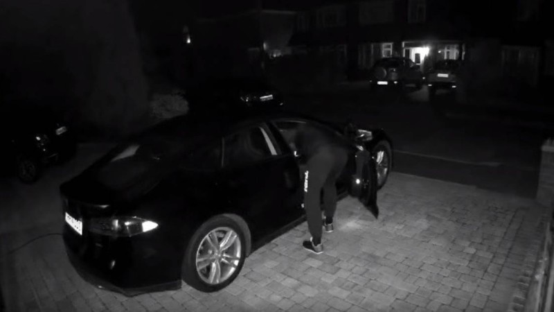 Заманауи қарақшылық: Tesla Model S-ті ұрлаушылар видеоға түсіп қалды (ВИДЕО)
