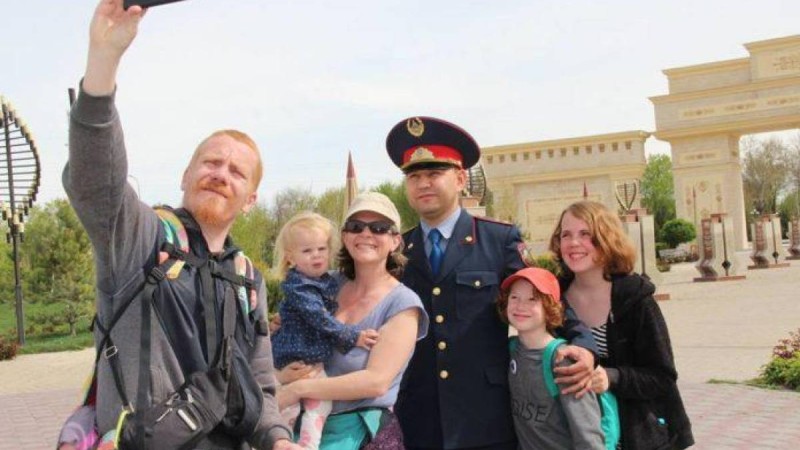 Шымкентке қыдырып келген француз отбасы полицейлердің қонақжайлылығына таңғалды - Қазақстан жаңалықтары