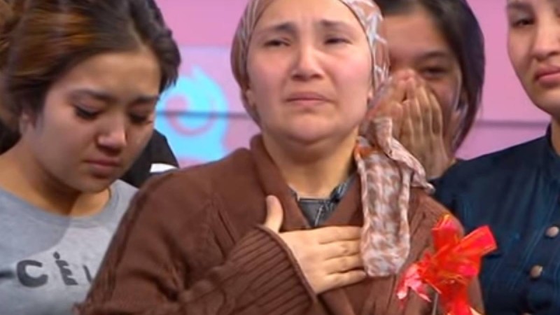 13 жасында тұрмысқа шығып, 14 жаста босанған: Он екі баланың анасына 5 бөлмелі пәтер берілді (видео)